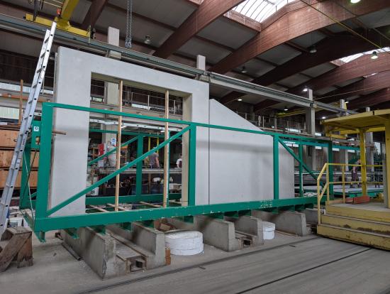 Transportgestell für Doppelwände im Fertigteilwerk – grün pulverbeschichtet